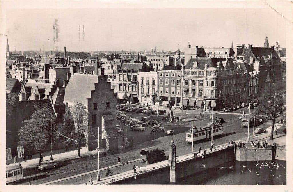 242 Den Haag - Kneuterdijk en Gevangenpoort 1953  tram, Verzenden, 1940 tot 1960, Gelopen, Zuid-Holland