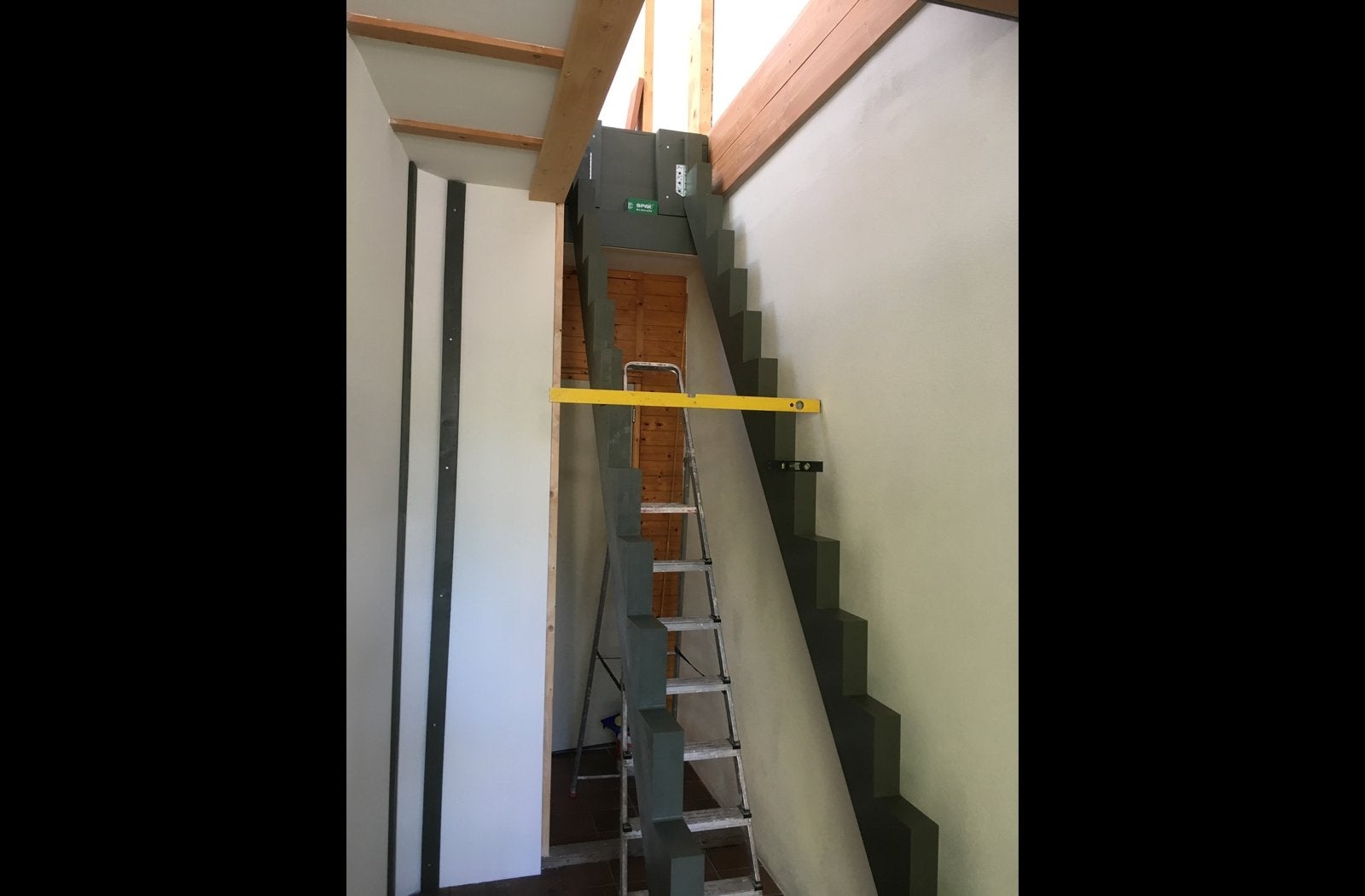 Steek trap onbehandeld, 15 treden totale hoogte 3110.00 mm, Doe-het-zelf en Verbouw, Ophalen, Nieuw, 2 tot 4 meter