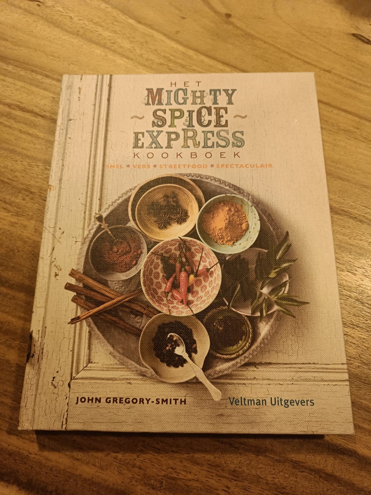 Het Mighty Spice Express Kookboek - John Gregory-Smith, Boeken, Voorgerechten en Soepen, Ophalen of Verzenden, Zo goed als nieuw