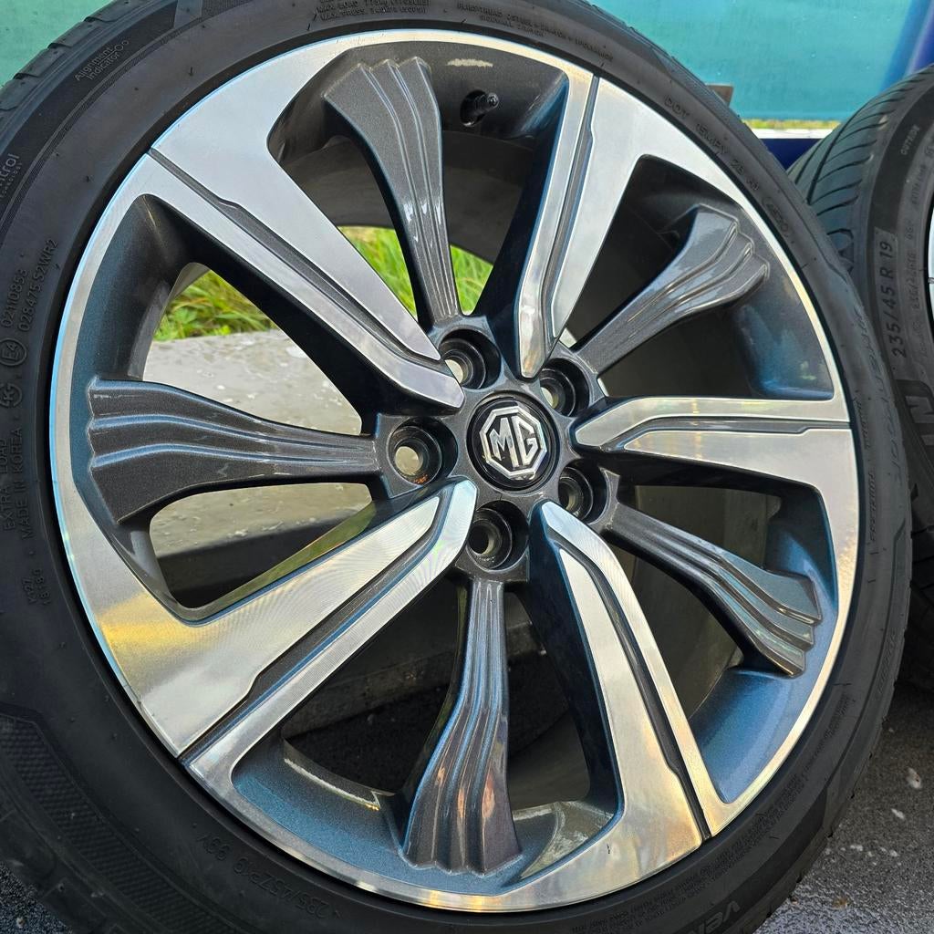 Origineel MG eHS, RX5, RX6 zomerset 235-45-19 TPMS, MG, Zenderstraat 26 Almere, 235 mm, Band(en)