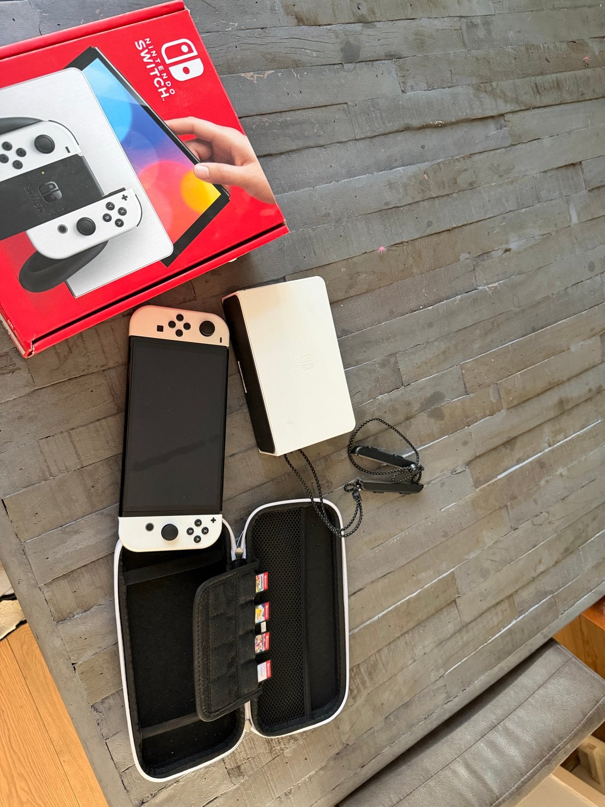 Nintendo Switch OLED met 4 games en accessoires, Met games, Met 2 controllers, Zo goed als nieuw, Switch OLED