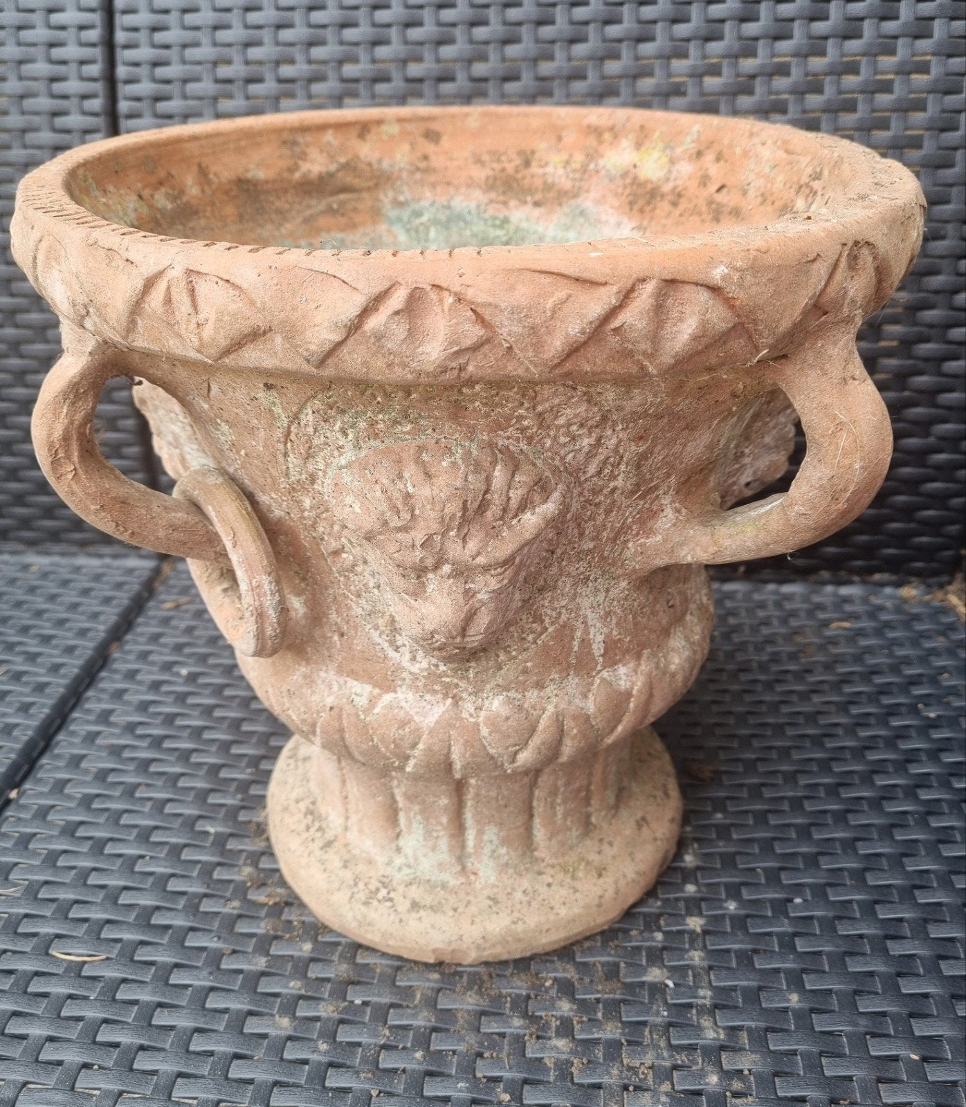 Antieke Terracotta Bloempot met Leeuwenkoppen., Ophalen of Verzenden