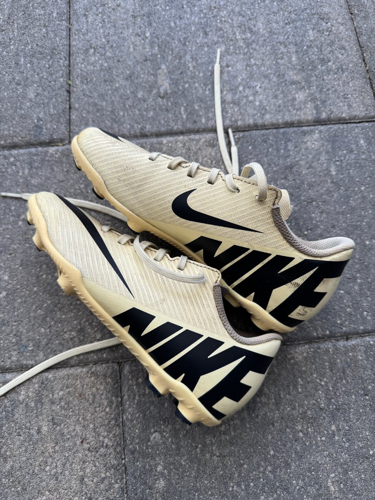Nike voetbal schoenen kindermaat 32, Sport en Fitness, Honkbal en Softbal, Ophalen of Verzenden, Zo goed als nieuw, Schoenen