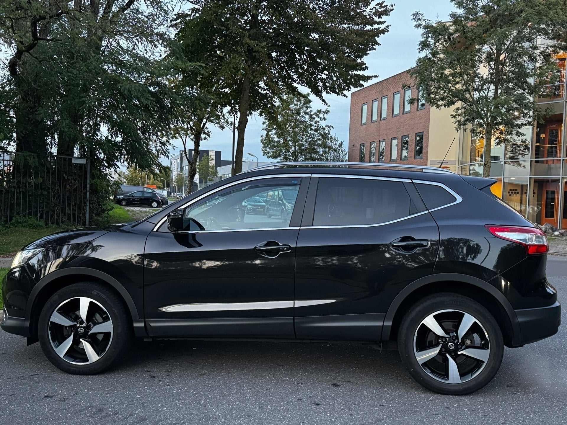 Nissan Qashqai 1.2 N-Vision|AUT|360•|PANO|HALFLEDER|STOELV, Auto's, Dealer onderhouden, Gebruikt, 4 cilinders, 116 pk