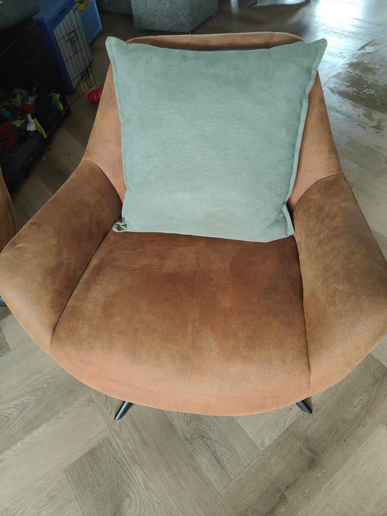 2 stuks Comfortabele bruine fauteuil met zwarte poten, Huis en Inrichting, Stoelen, Ophalen, Modern, Comfortabel, Gebruikt, Bruin