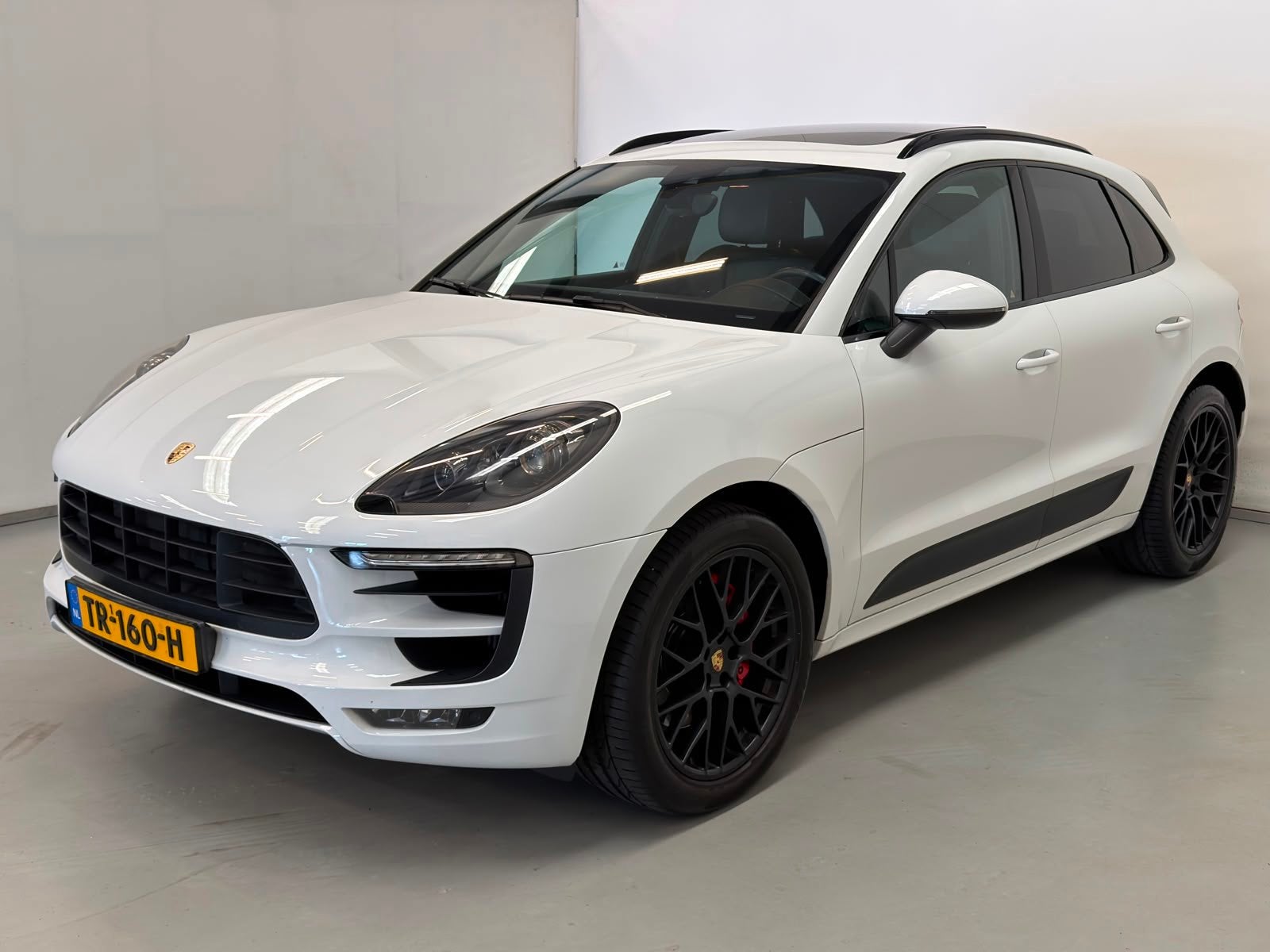 Foto 3 van Porsche Macan 3.0 GTS / Pano / Luchtvering / Trekhaak