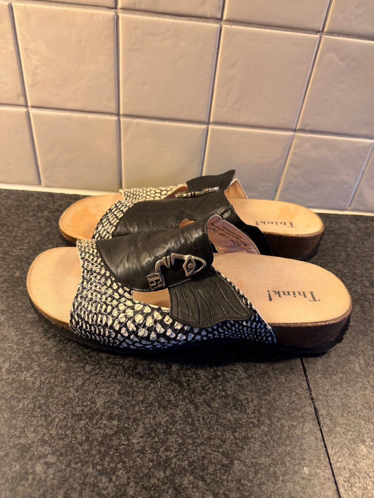 Think! slippers maat 42., Ophalen of Verzenden, Gedragen, Zwart, Slippers