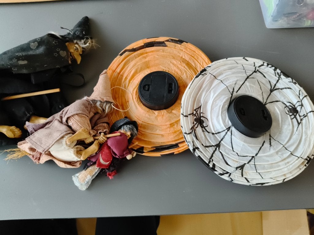 Halloween setje:3 heksjes/2 lampion/zaklampje, ca40 spinnen, Ophalen of Verzenden, Gebruikt, Halloween of Griezel