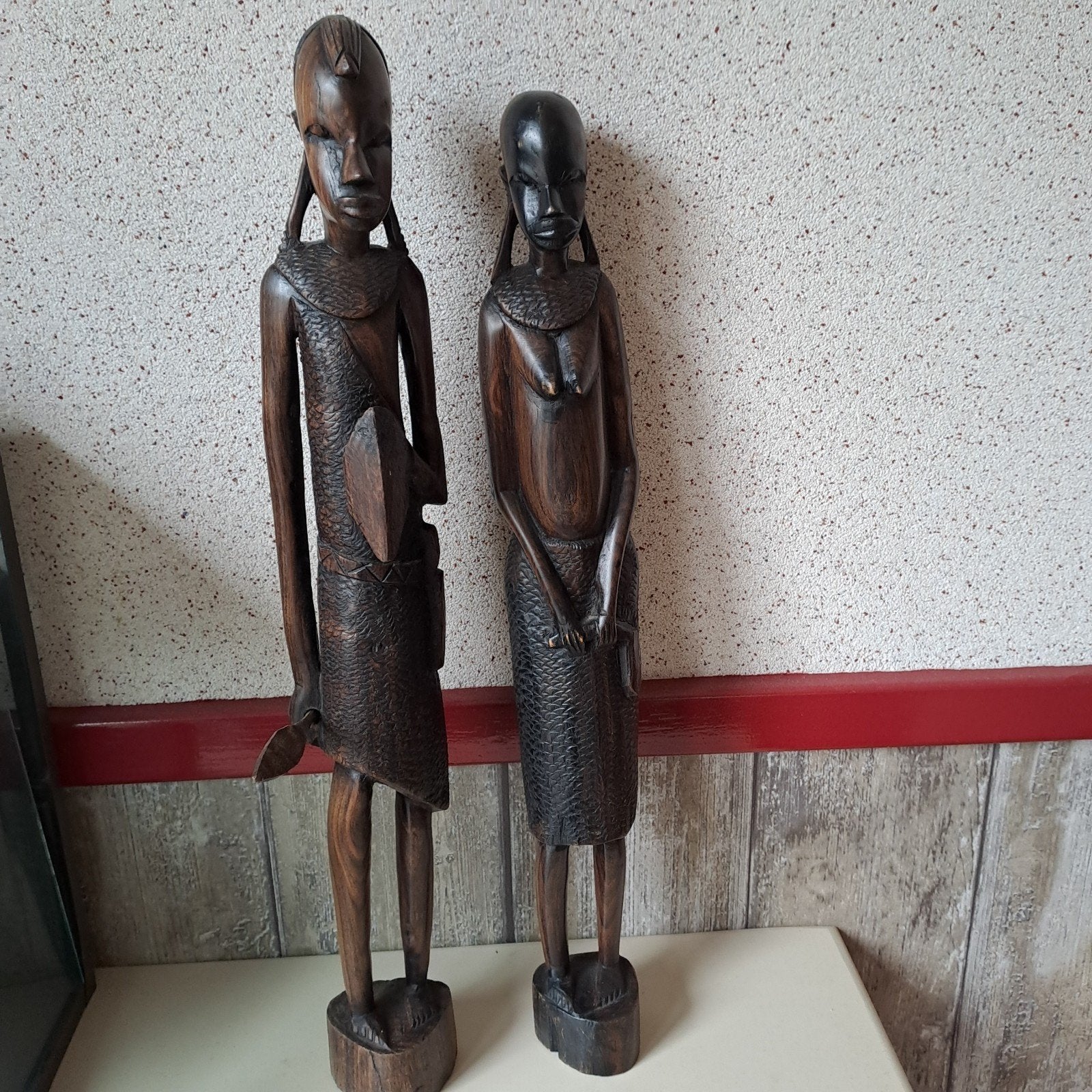 2 Vintage Afrikaans houten beelden - 47 cm en 45 hoog, Afrika, Beeld, Ophalen, Hout