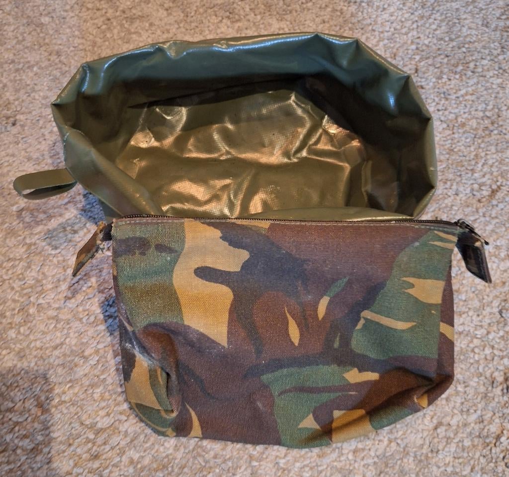 Helm nat weer en toilettas origineel landmacht, Verzamelen, Militaria | Algemeen, Ophalen, Landmacht, Nederland, Embleem of Badge