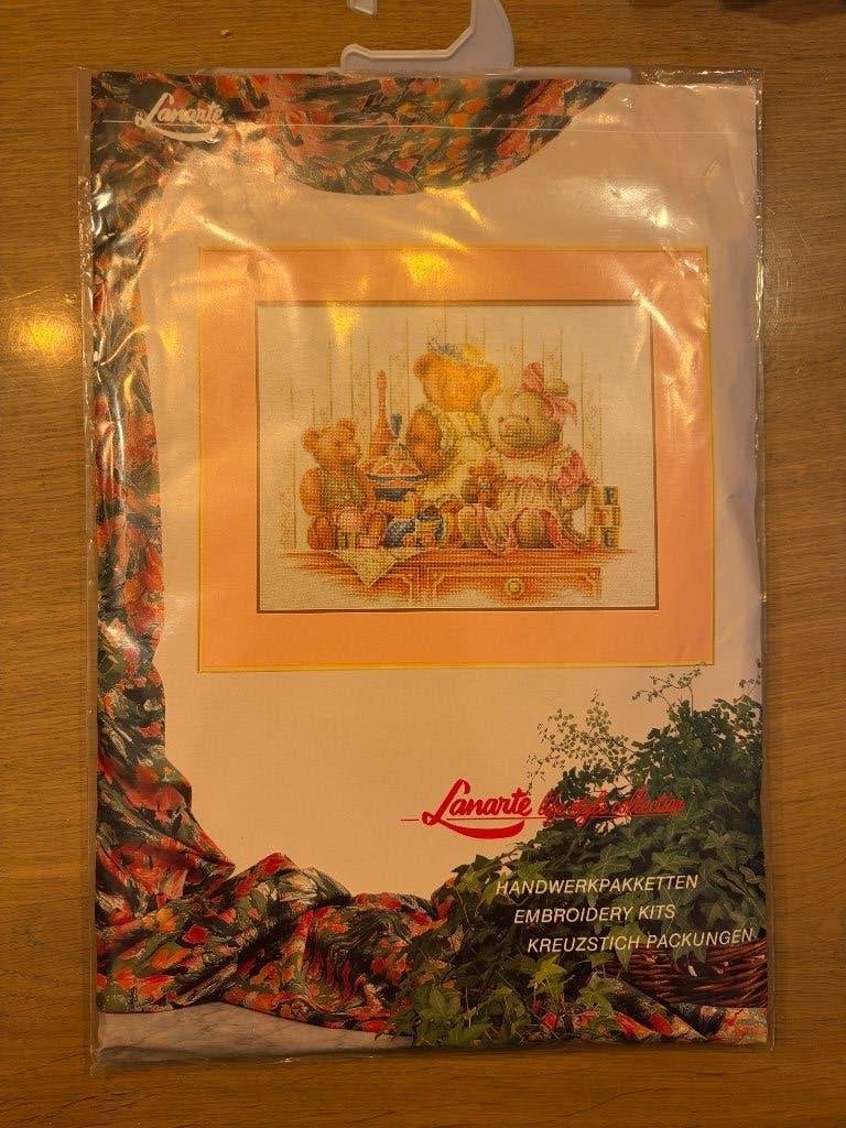 Lanarte Borduurpakket - Teddyberen op Dressoir, Ophalen of Verzenden, Nieuw, Handborduren, Borduurpakket