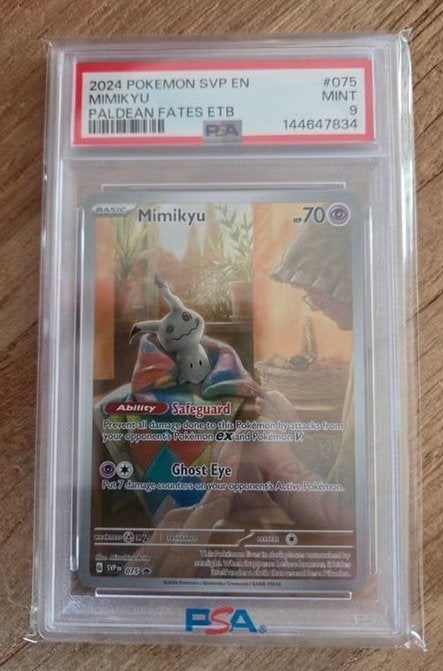 PSA 9 Mimikyu Promo SVP 075 Paldean Fates, Ophalen of Verzenden, Zo goed als nieuw