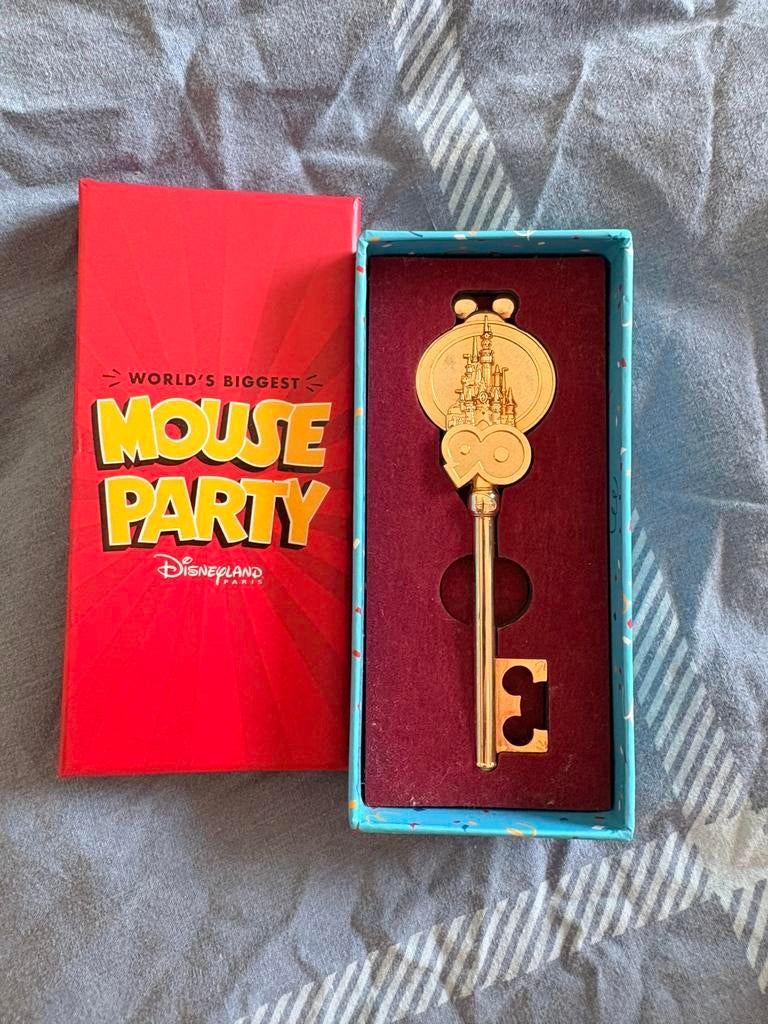 Disney limited mouse party key, Ophalen of Verzenden, Mickey Mouse, Zo goed als nieuw, Beeldje of Figuurtje