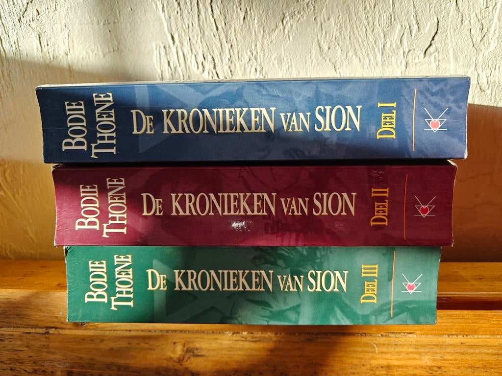3 Dikke boeken van: De Kronieken van Sion., Ophalen of Verzenden