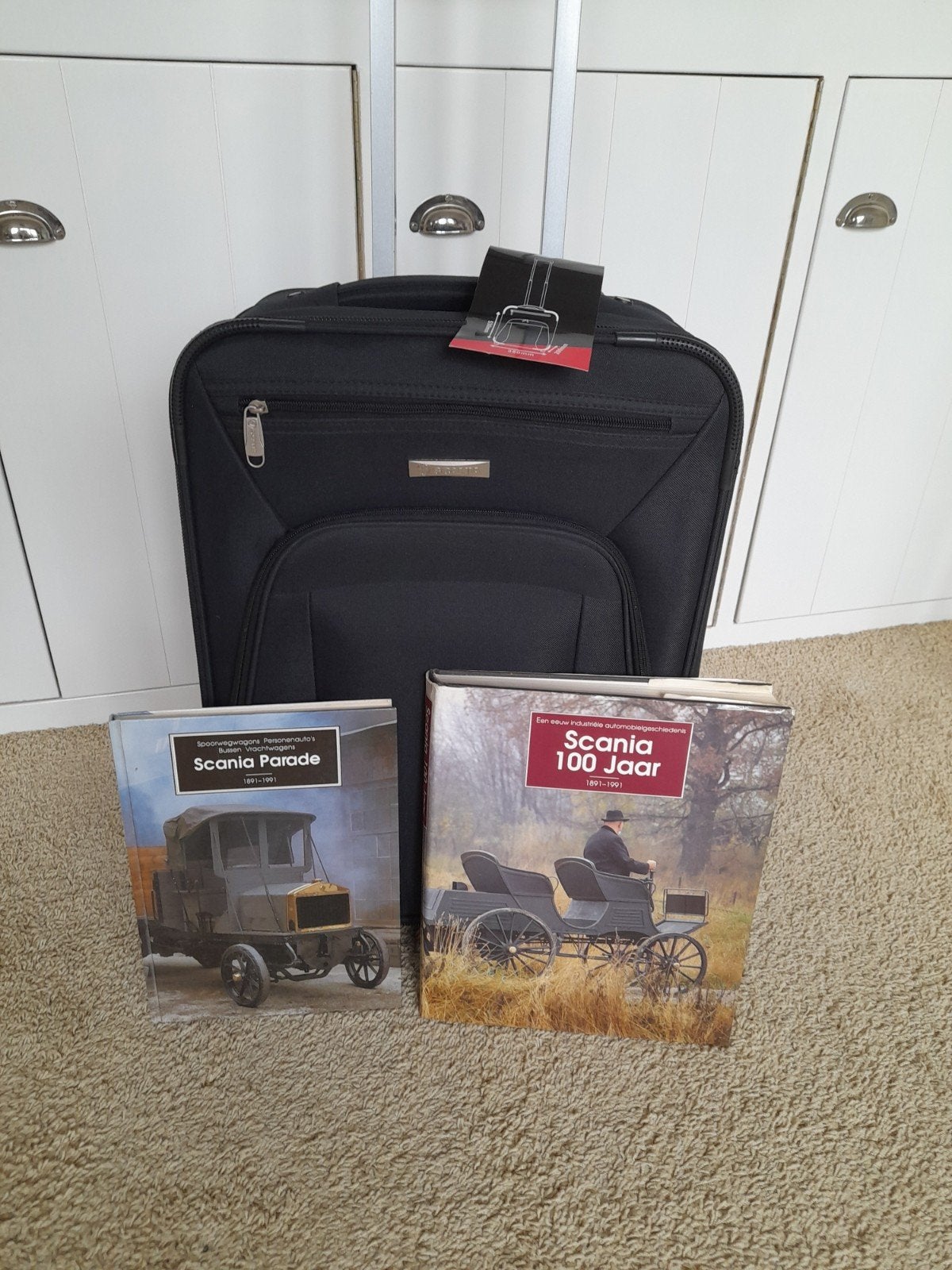 Scania Boeken & Basic-Line Boardcase - Nieuwstaat, Boeken, Ophalen of Verzenden, Nieuw, Algemeen, Diverse auteurs