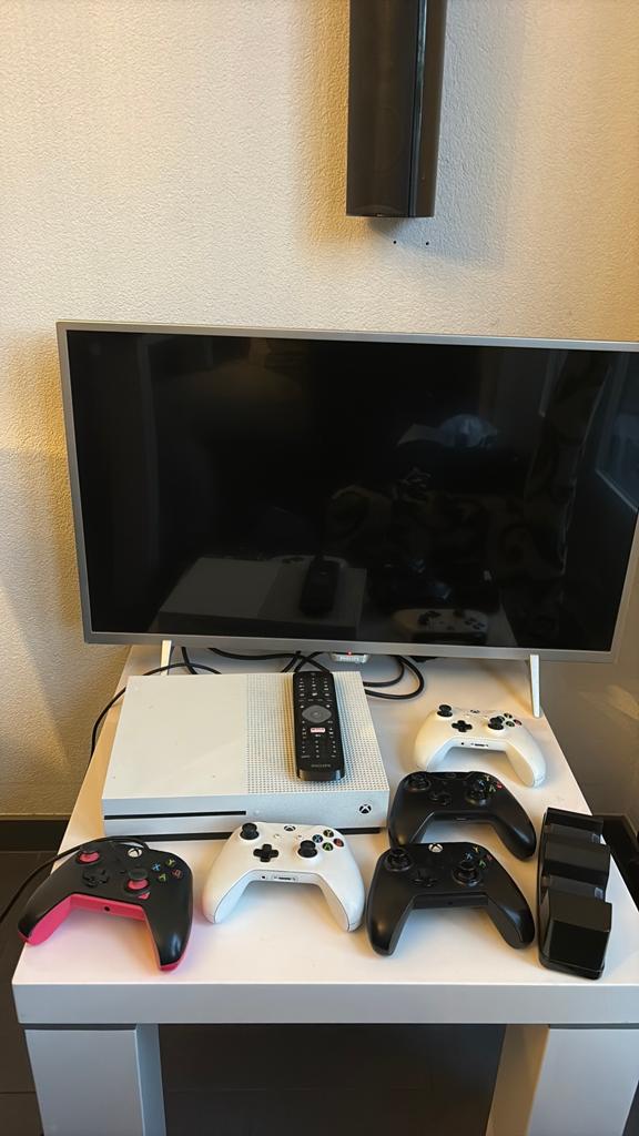Xbox One S 1TB met 4 controllers en 10 games, Xbox One S, Ophalen of Verzenden, 1 TB, Met 3 controllers of meer
