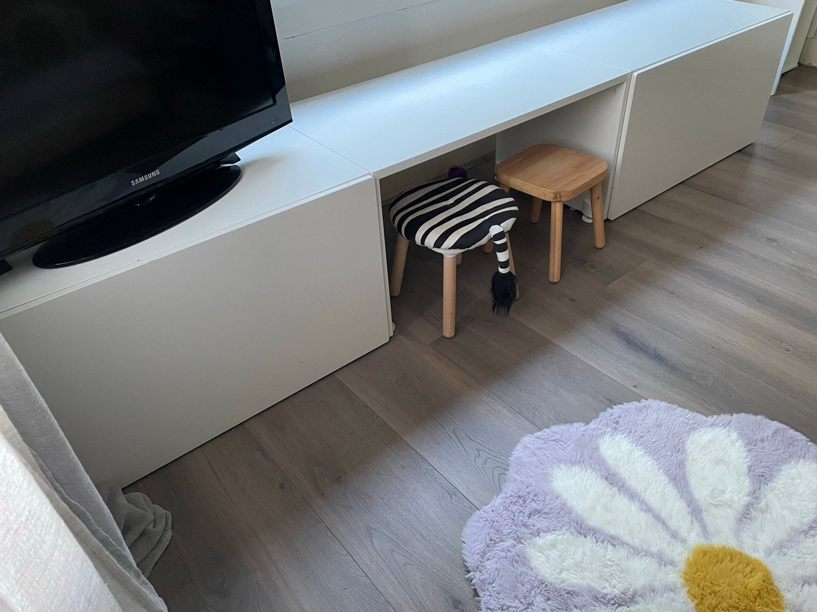 Ikea Småstad / Stuva bureautjes met lades en krukjes, Kinderen en Baby's, Kinderkamer | Tafels en Stoelen, Ophalen, Zo goed als nieuw