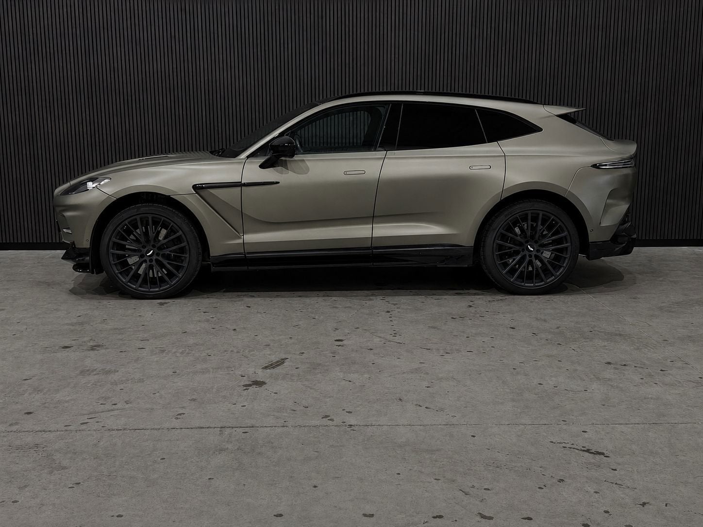 Aston Martin DBX 4.0 V8 707 / Fabrieksgarantie tot 26.10.202, Auto's, Aston Martin, Dealer onderhouden, Bedrijf, Vierwielaandrijving