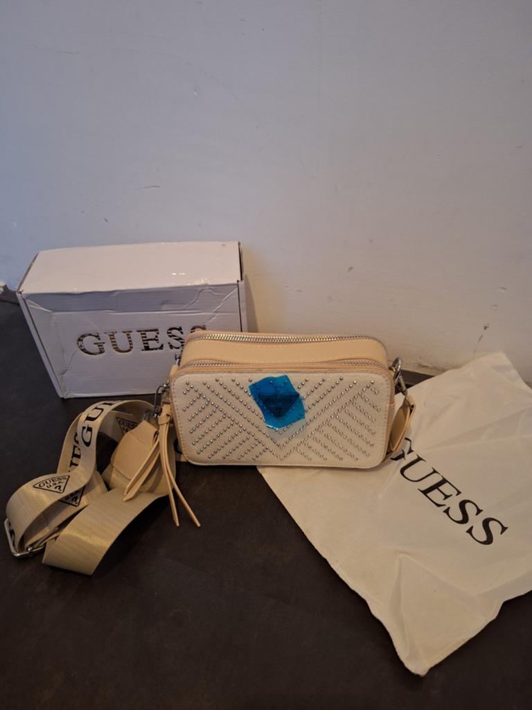 Nieuwe Guess Schoudertasje met studs - Beige, Ophalen of Verzenden, Nieuw, Beige, Schoudertasje