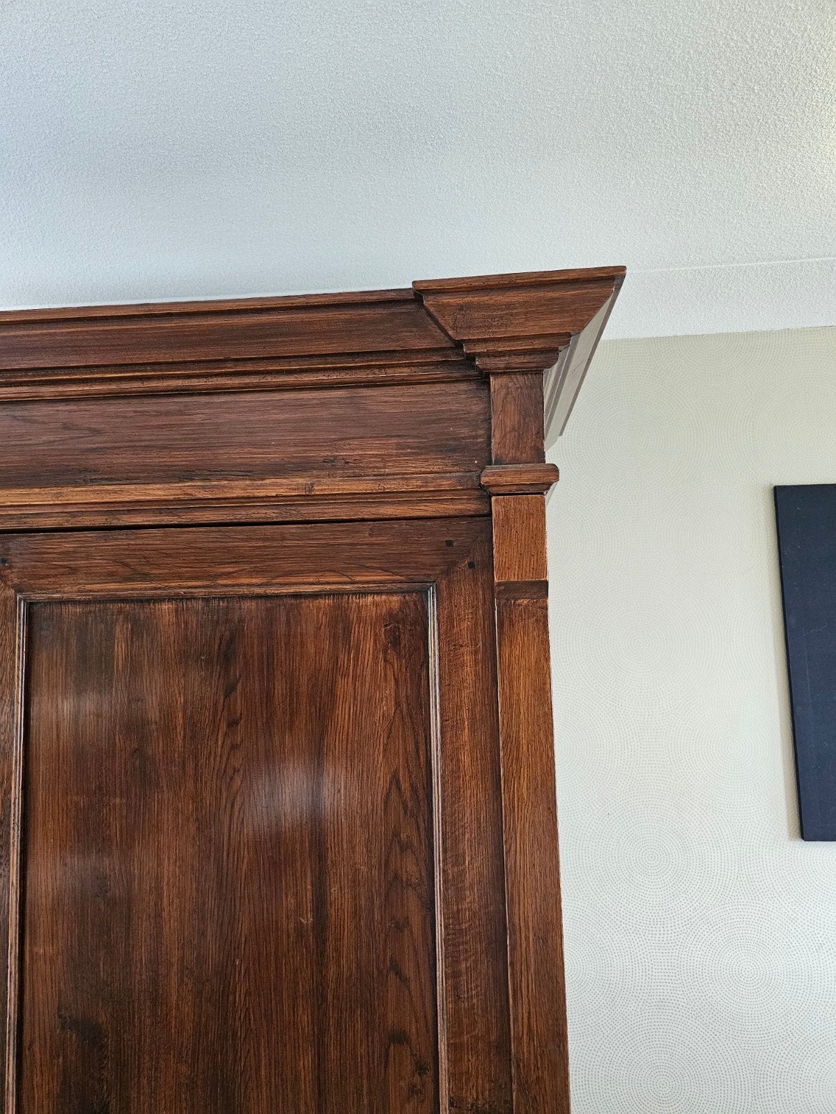 Foto 4 van strakke Chesterfield style kledingkast servieskast