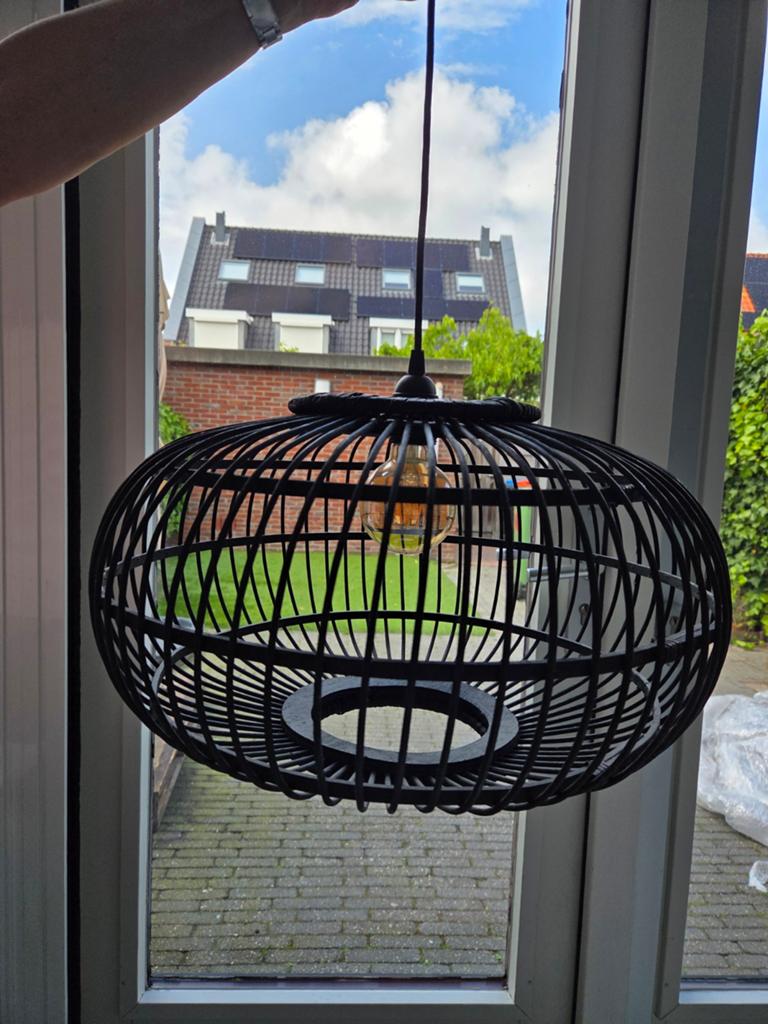 Zwarte rotan hanglamp - Modern design, Huis en Inrichting, Ophalen, Gebruikt, Hout, Modern, Scandinavisch