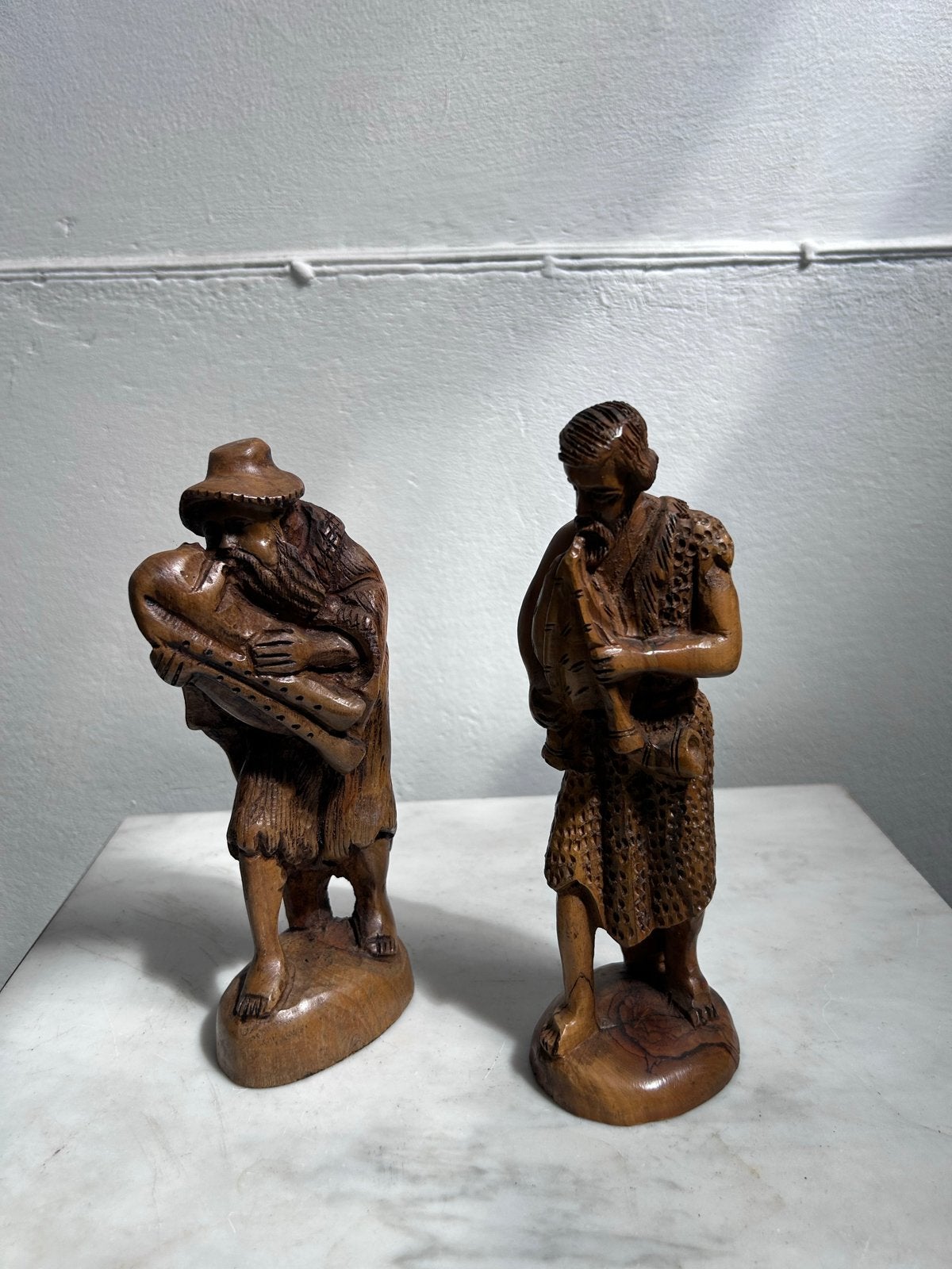 Twee handgesneden houten beelden van muzikanten, Ophalen of Verzenden, Handgemaakt, 20 - 50 cm, Beeld