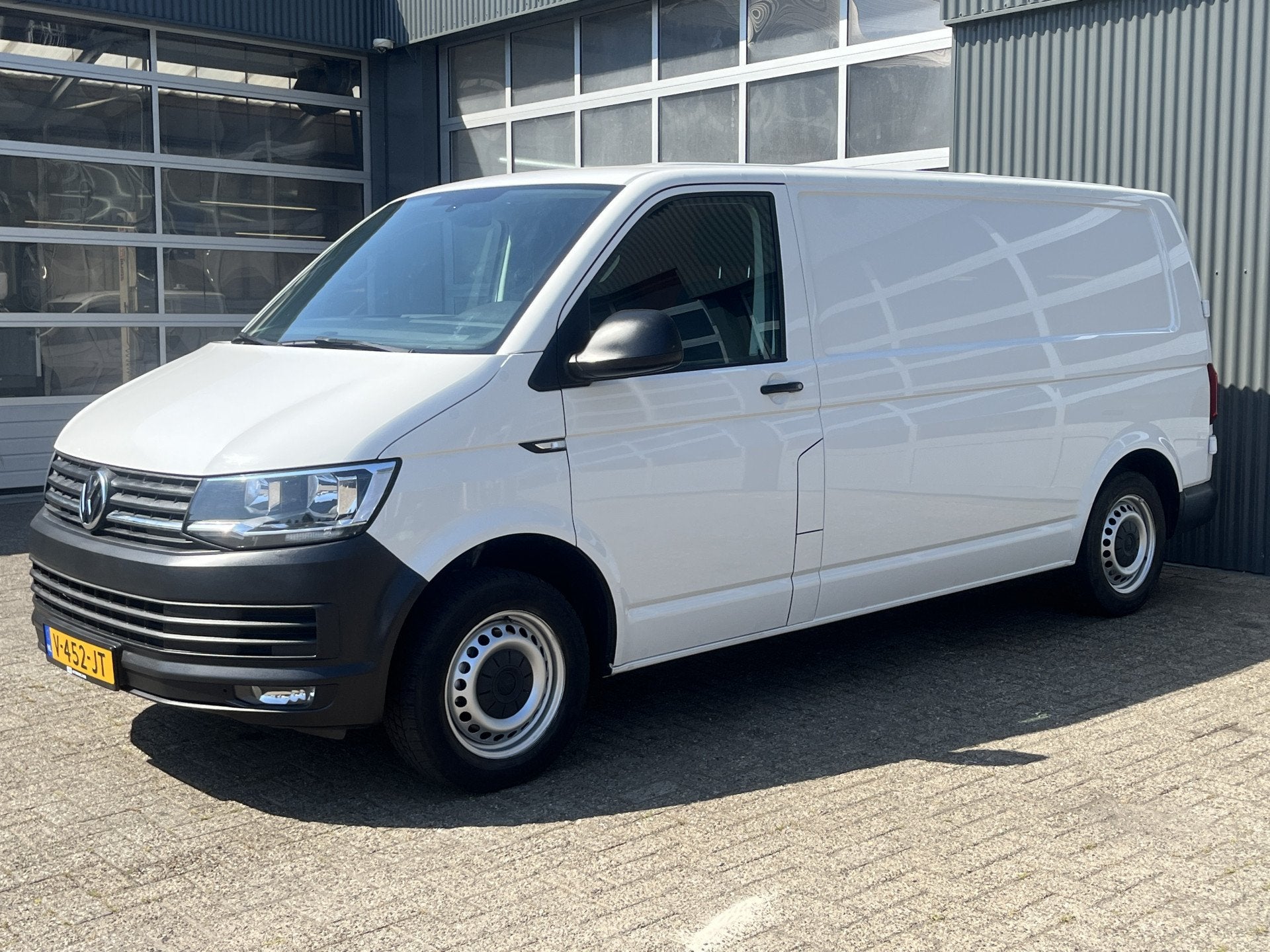 Volkswagen Transporter 2.0 TDI L2H1 102pk Omvormer kastinric, Auto's, Bestelauto's, Voorwielaandrijving, Stof, Gebruikt, 4 cilinders