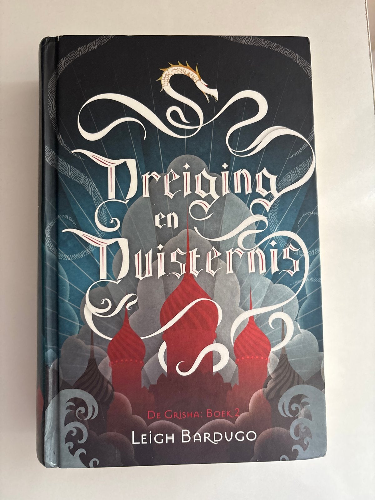 Dreiging en Duisternis - De Grisha: Boek 2, Boeken, Ophalen of Verzenden, Zo goed als nieuw