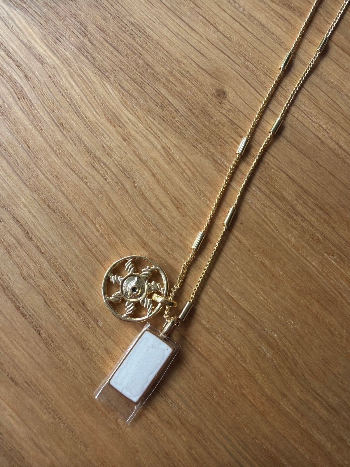 Emma & Chloé ketting met hanger, goudkleurig, Sieraden, Tassen en Uiterlijk, Ophalen of Verzenden, Zo goed als nieuw, Goud, Overige materialen