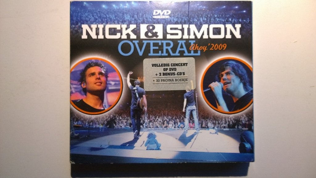 Nick & Simon - Overal Ahoy 2009 (CD + DVD), Cd's en Dvd's, Cd's | Nederlandstalig, Zo goed als nieuw, Pop, Ophalen of Verzenden