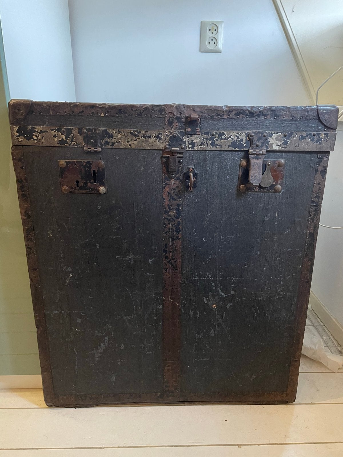 Antieke kist met metalen beslag (hutkoffer), Ophalen
