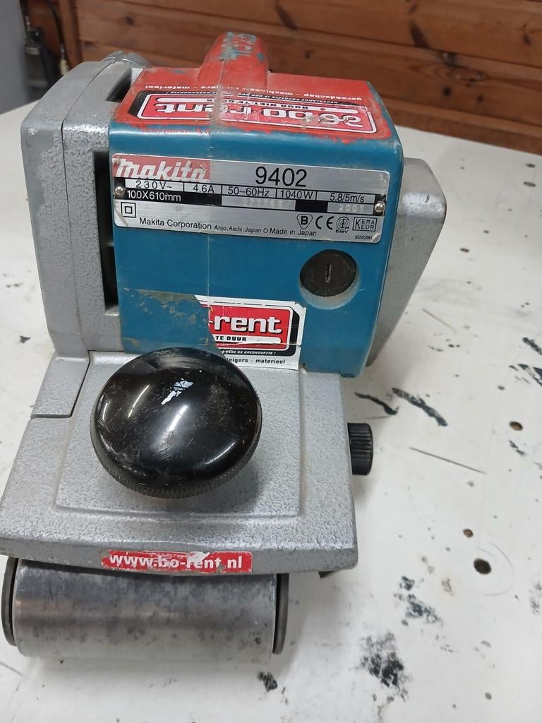 Makita 9402 bandschuurmachine, Ophalen of Verzenden, Gebruikt, 600 tot 1200 watt, Bandschuurmachine