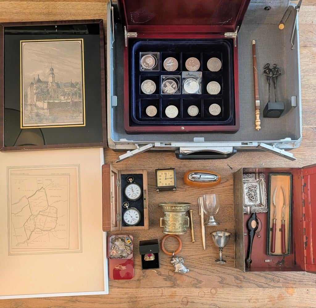 Koffer met zilveren munten en kluis met antieke spullen, Antiek en Kunst, Ophalen of Verzenden, Zilver