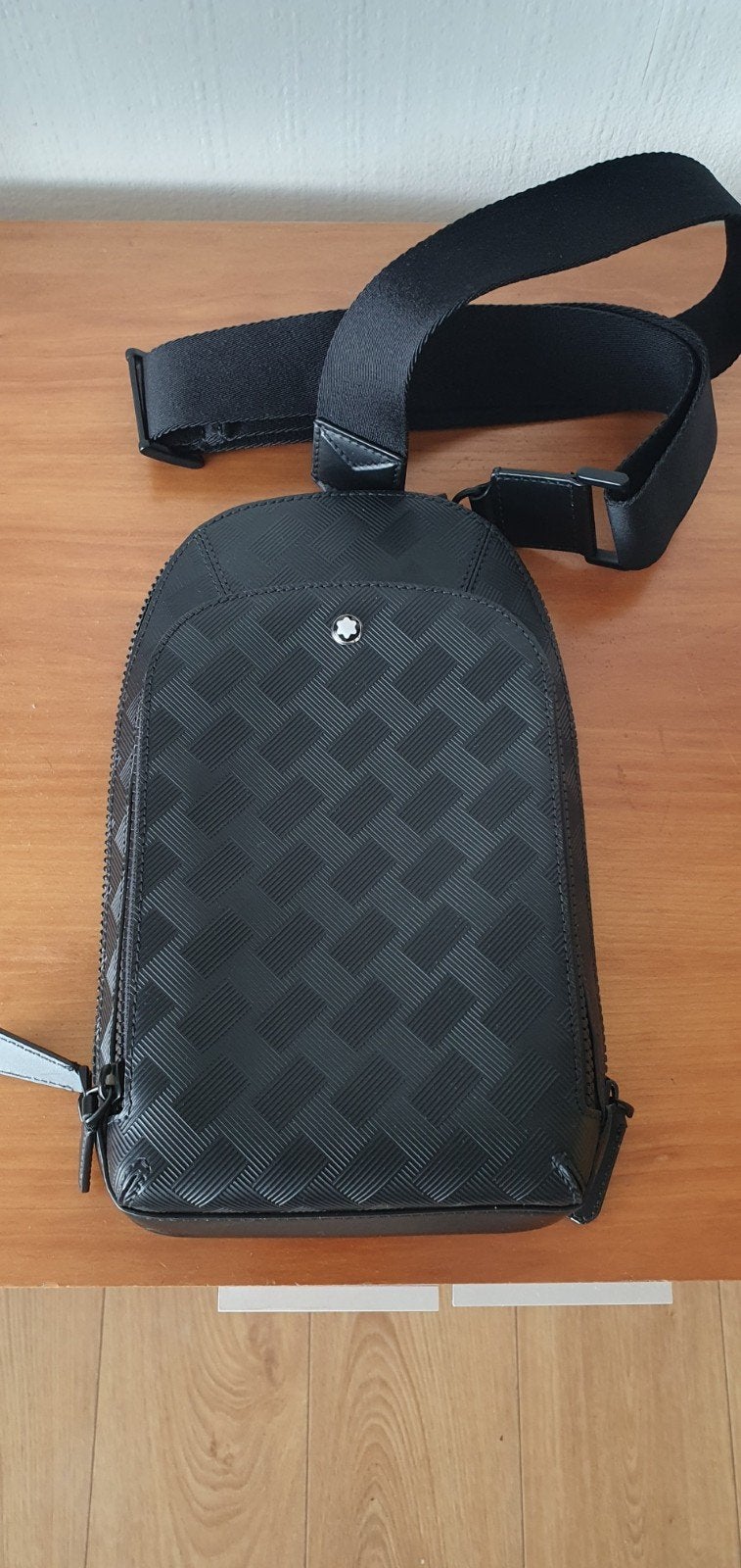 Montblanc medium on-body sling in Extreme leer, zwart, Ophalen of Verzenden, 17 inch of meer, Zo goed als nieuw