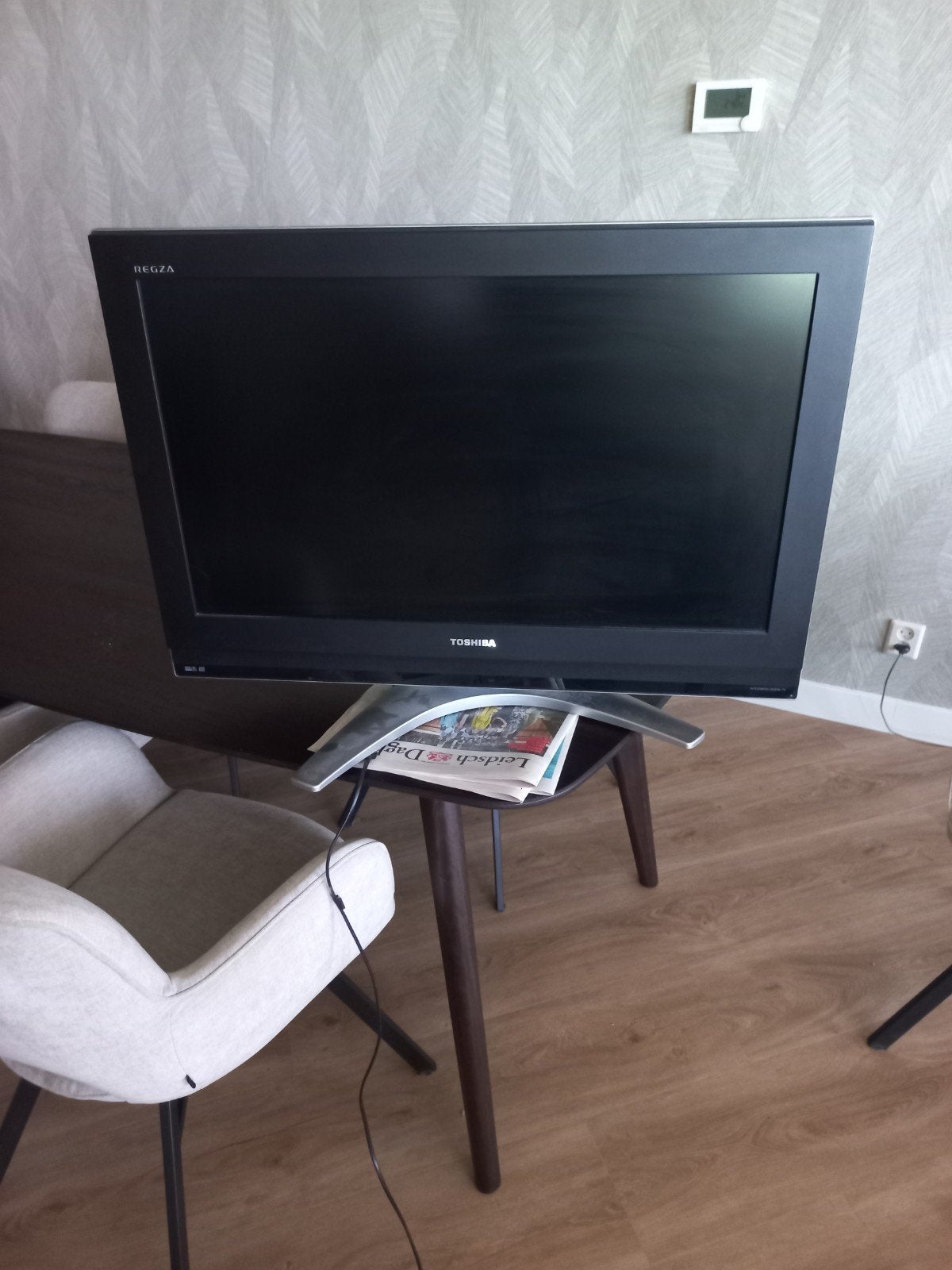 Toshiba Regza 32 inch LCD TV met voet, LCD, Gebruikt, Toshiba, 80 tot 100 cm