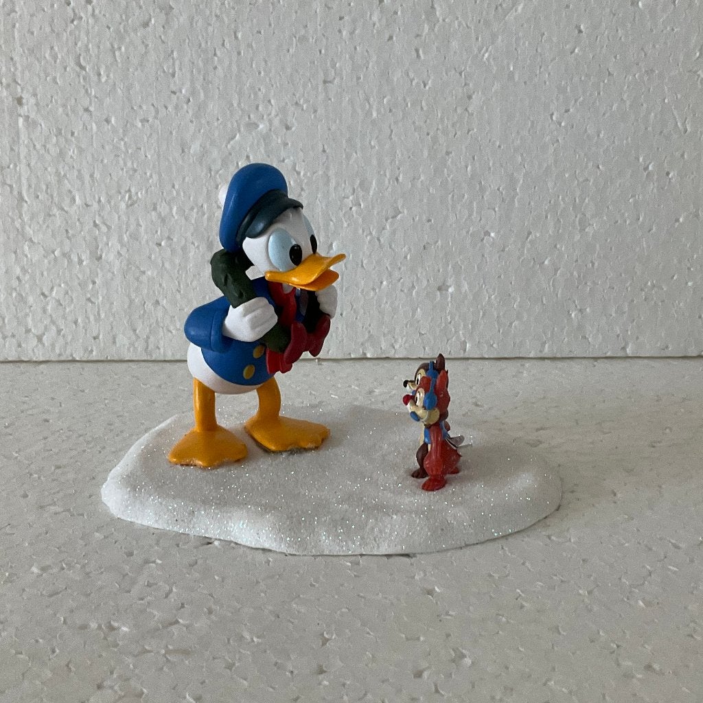 Disney Donald met knabbel en babbel - beeldje - kerstdorp, Verzamelen, Ophalen of Verzenden, Donald Duck, Zo goed als nieuw, Beeldje of Figuurtje