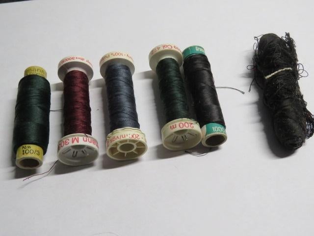 6 klosjes donker kwaliteitsgaren Gütermann Groene Clown, Ophalen of Verzenden, Nieuw, Garen of Naald(en)