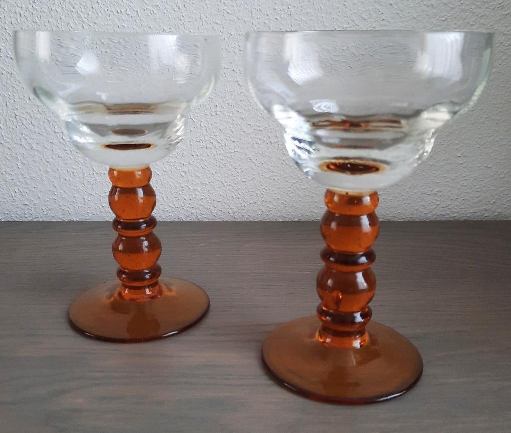 2 mooie glazen met oker steel, Ophalen of Verzenden
