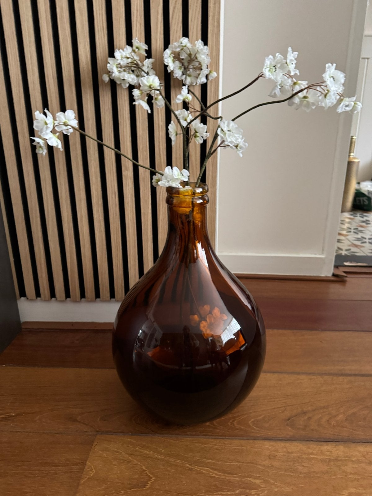 Grote bruine glazen vaas met kunstbloemen, Antiek en Kunst, Ophalen