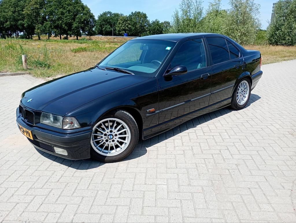 Bmw e36 323i sedan automaat 96' cosmos zwart, Auto's, Automaat, Achterwielaandrijving, 2494 cc, Zwart