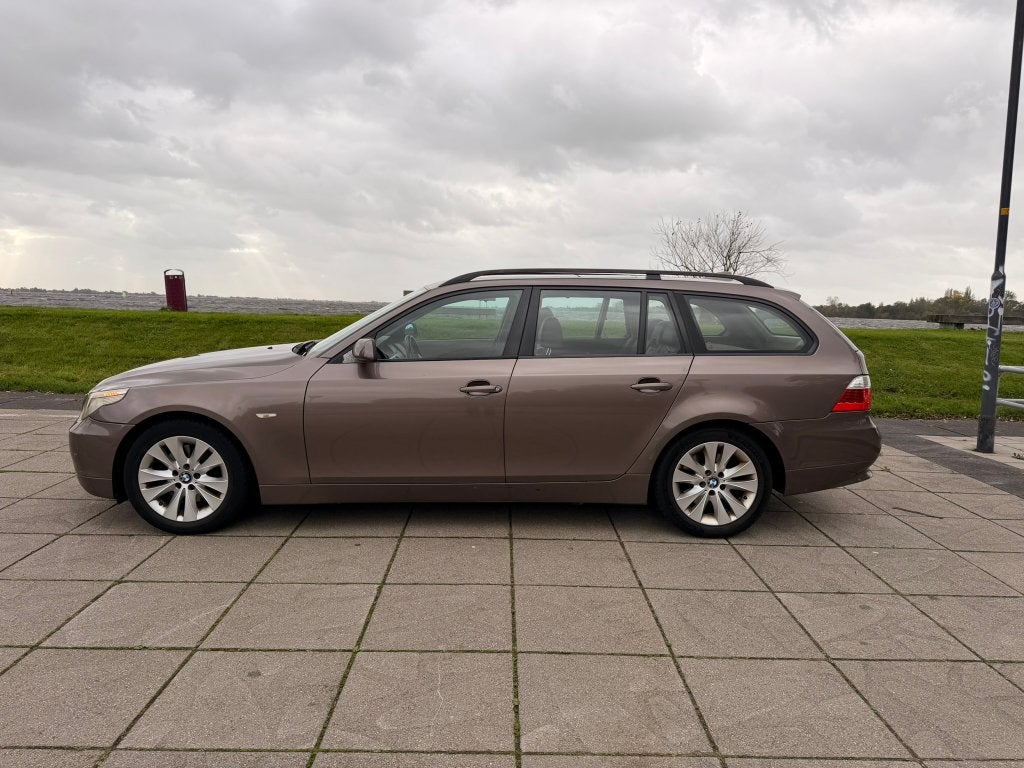 BMW 530i 3.0 Touring AUT 2005 Grijs, Auto's, Automaat, Dealer onderhouden, Achterwielaandrijving, Beige