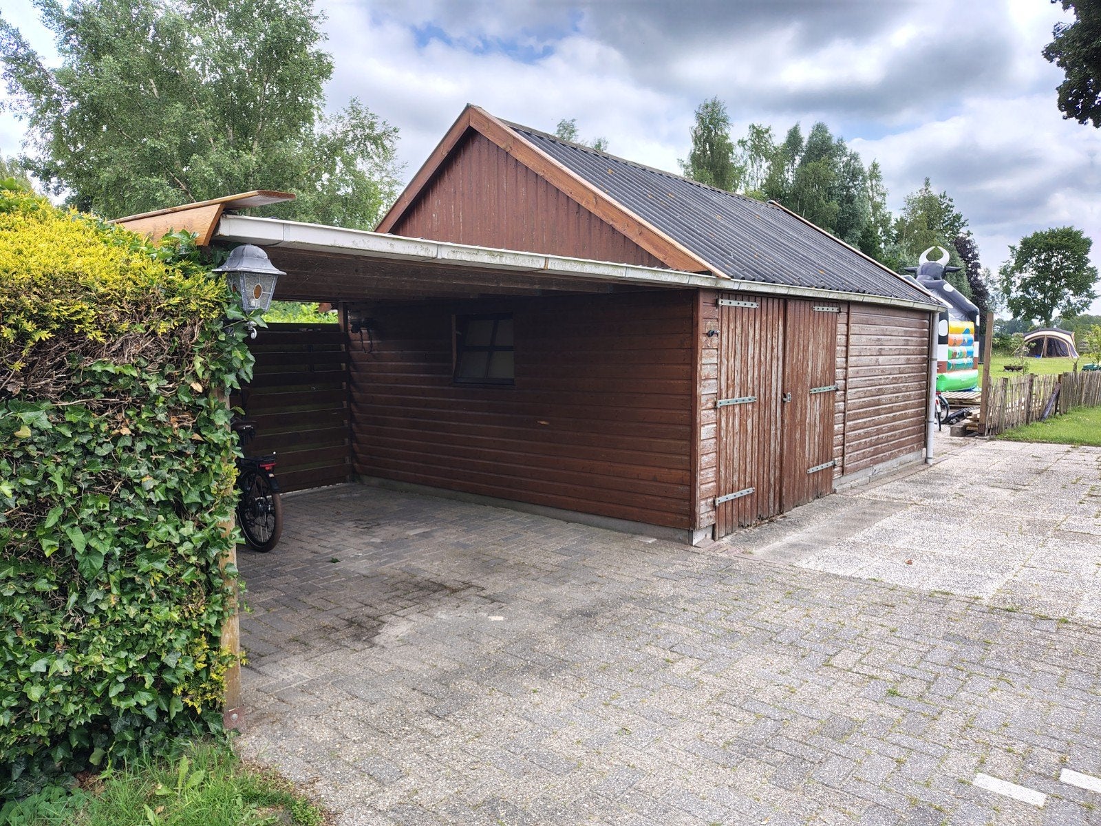 Ruime schuur met zolder + carport (incl. stroom/verlichting), Tuin en Terras, Tuinhuizen, Ophalen, Gebruikt, 3 ramen of meer, Schuur