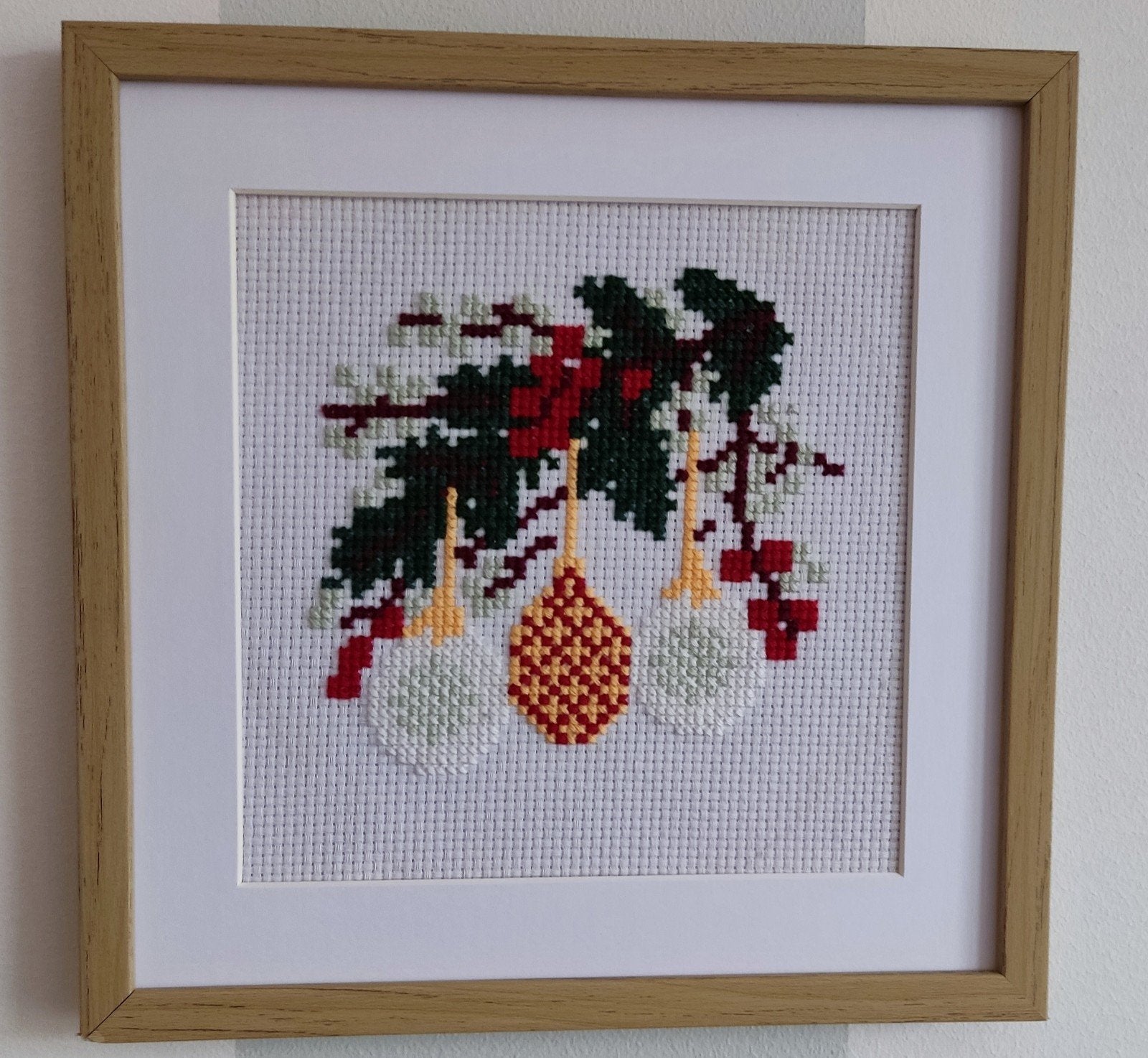 Kerst Schilderij Hulst & Kerstballen - Handgemaakt 20x20, Minder dan 50 cm, Verzenden, Nieuw, Schilderij