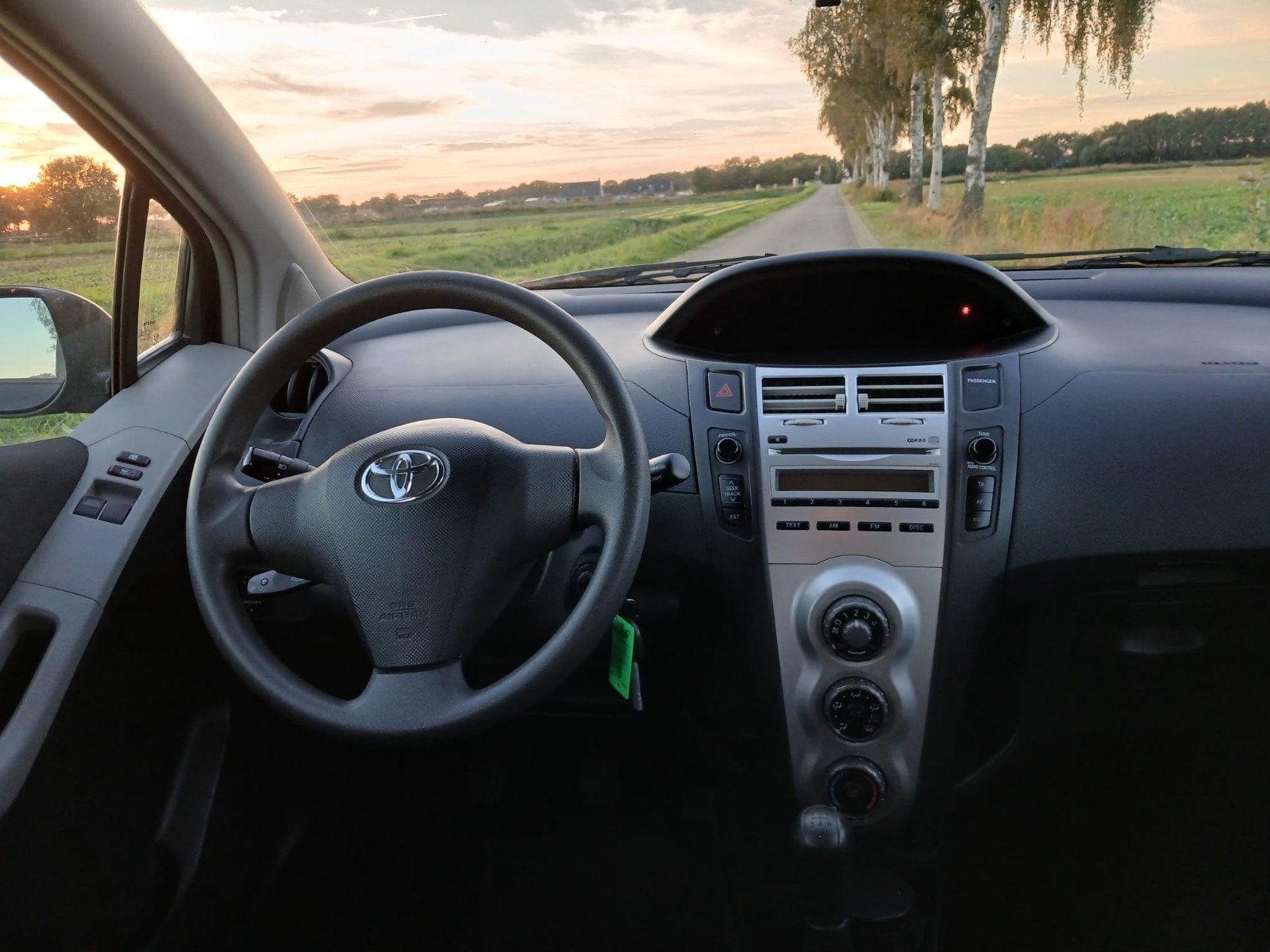 Foto 12 van Toyota Yaris 1.3 16V AIRCO 5 deurs NIEUW APK