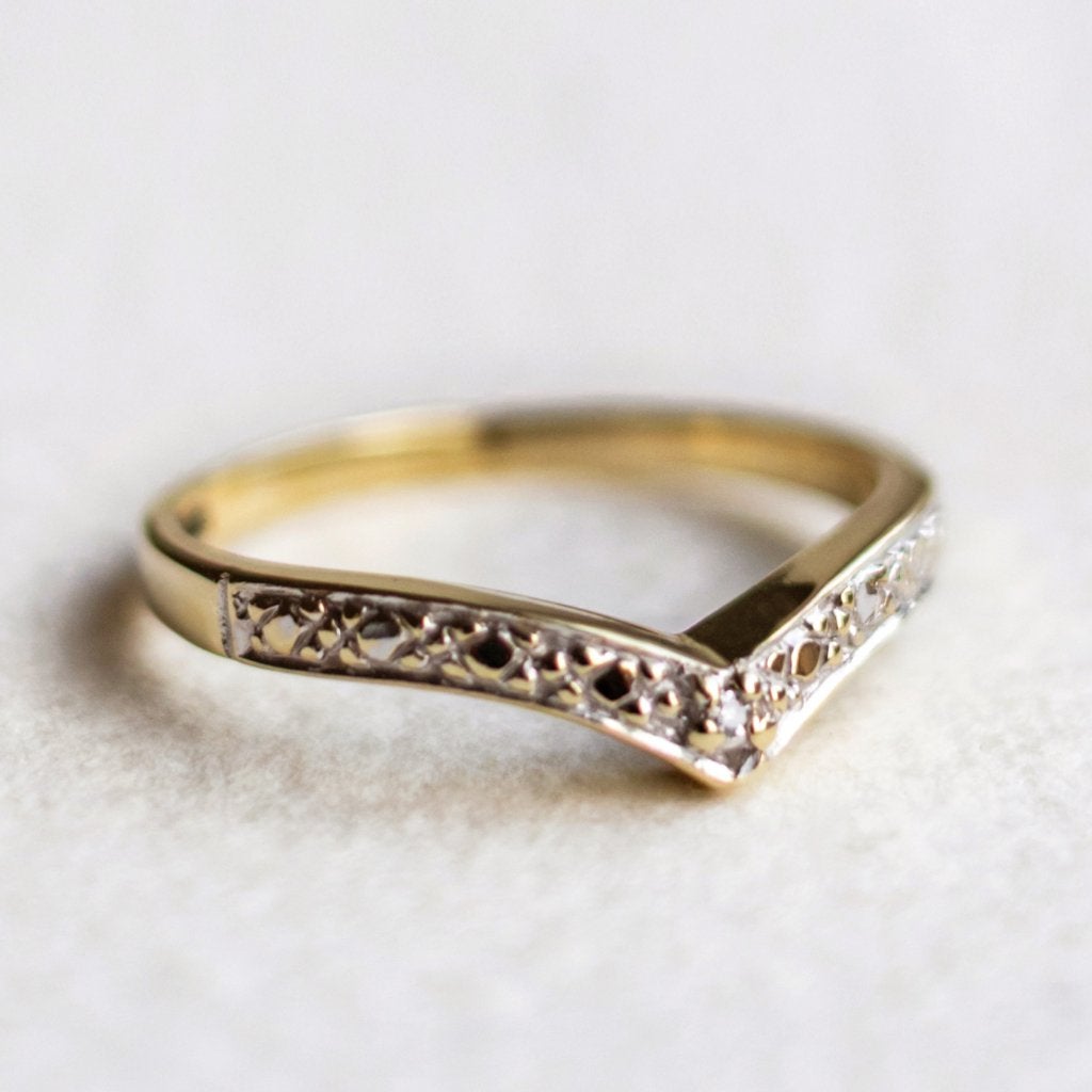 Vintage 9K gouden Chevron ring met diamantje - 16, Ophalen of Verzenden, Met edelsteen, Dame, Goud