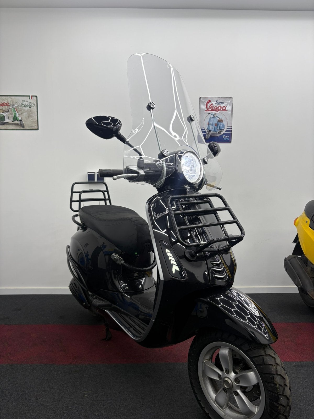 Vespa primavera 4t 2017 BLACK ON BLACK, Fietsen en Brommers, Ophalen, Overige modellen, Maximaal 45 km/u, Zo goed als nieuw