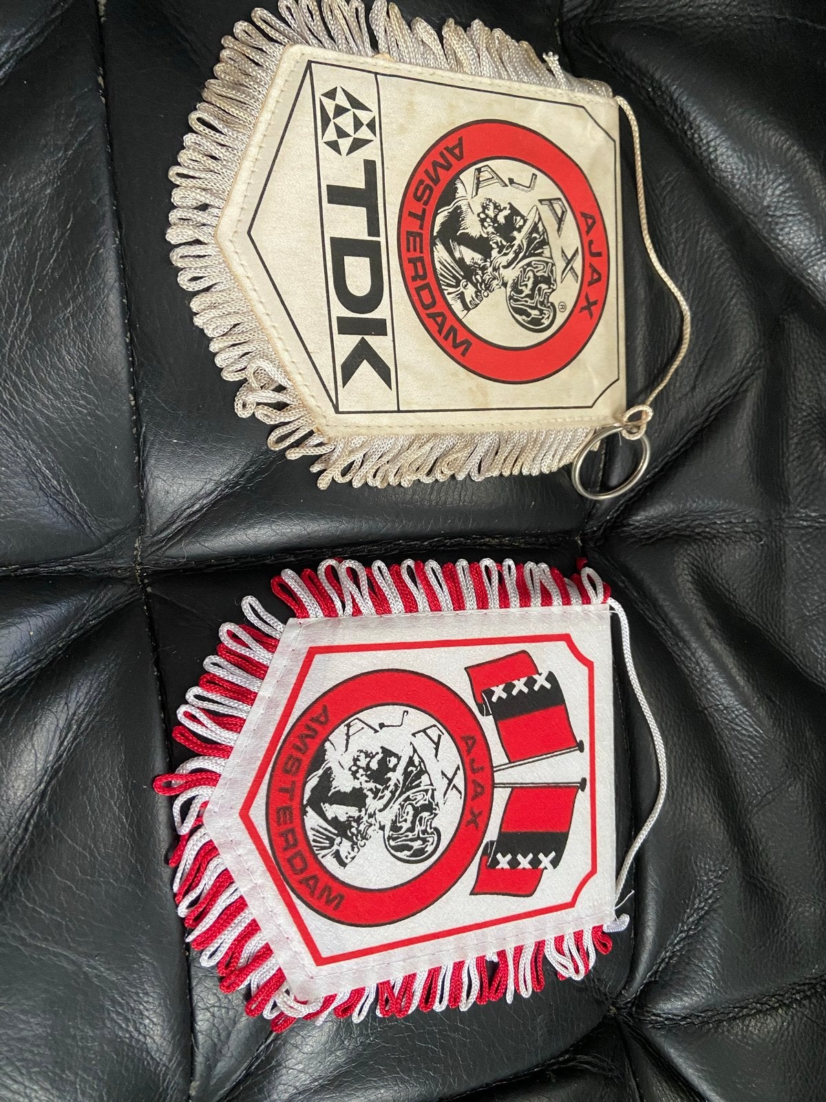 Twee Ajax vaantjes - TDK en Amsterdam vlaggen, Verzamelen, Sportartikelen en Voetbal, Ophalen of Verzenden, Gebruikt, Ajax, Vaantje of Sjaal