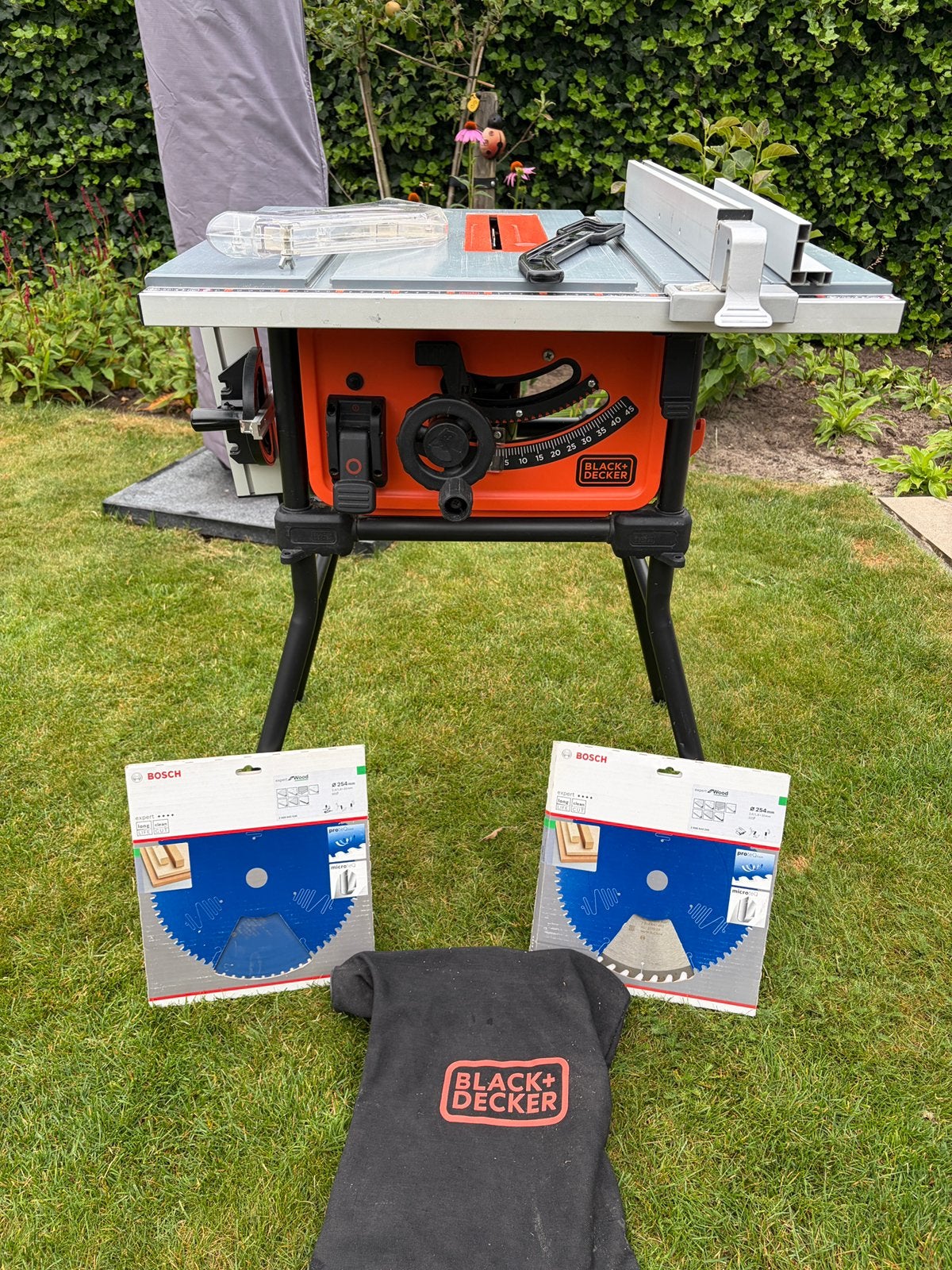 Black+Decker tafelzaag 1800W incl zaagbladen en accesoires, Ophalen, Cirkelzaag, 70 mm of meer, Zo goed als nieuw