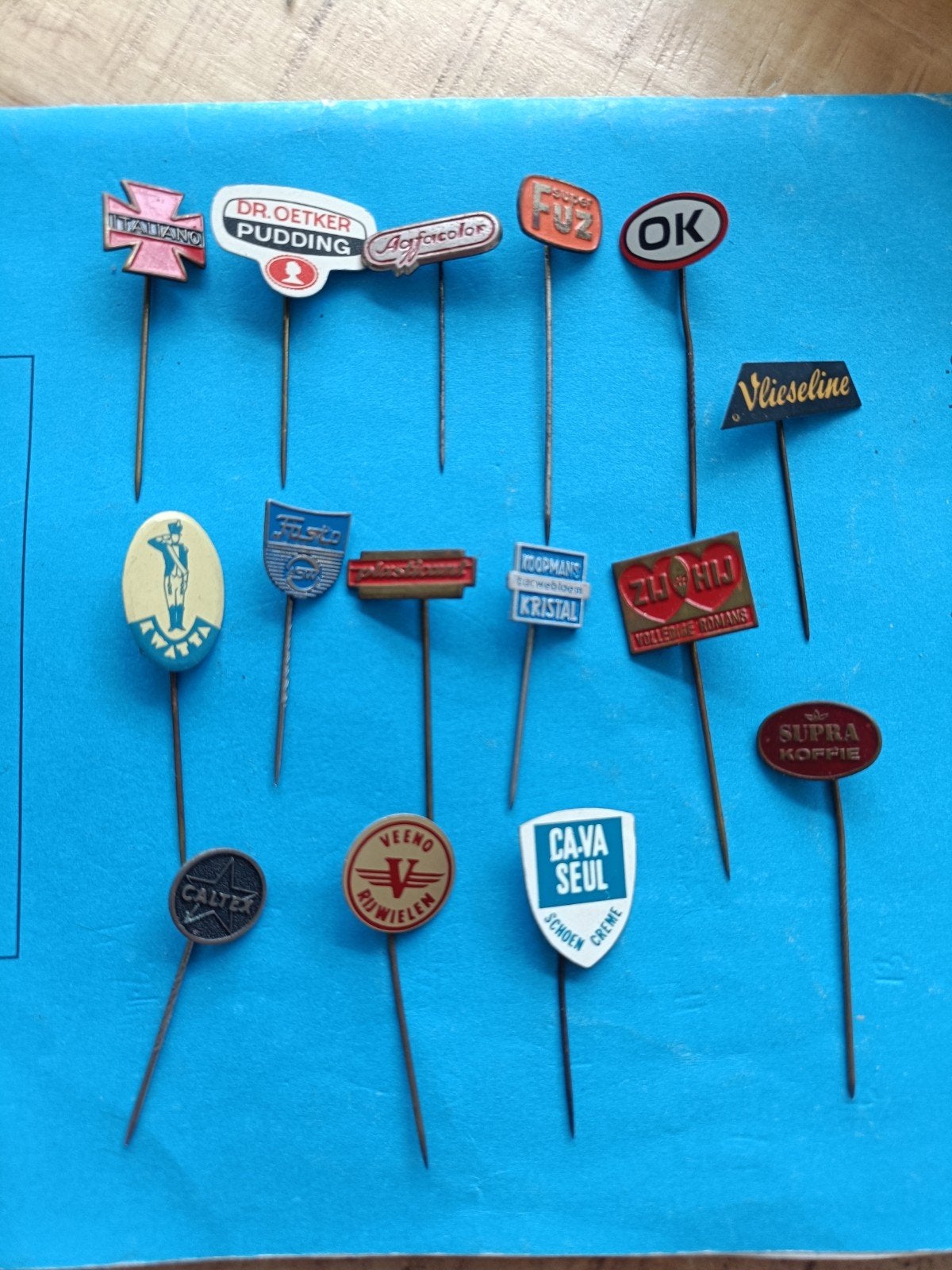 Set van 15 vintage speldjes: Oetker, OK, Koopmans, Caltex, Verzamelen, Ophalen of Verzenden, Gebruikt, Speldje of Pin