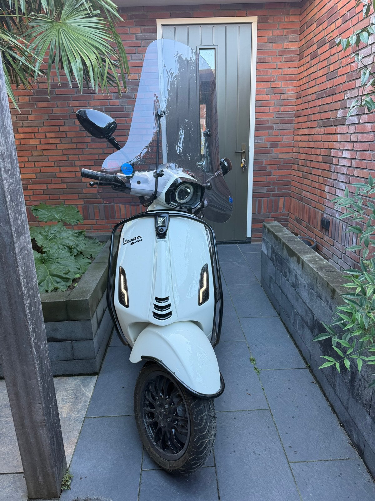 Vespa Sprint 2021 - met stuurverwarming (winterpakket), Fietsen en Brommers, Ophalen, Vespa S, Zo goed als nieuw, Benzine